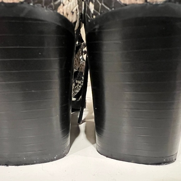 Beautiful ankle boots. Zebra color and leather - Picture 7 of 9